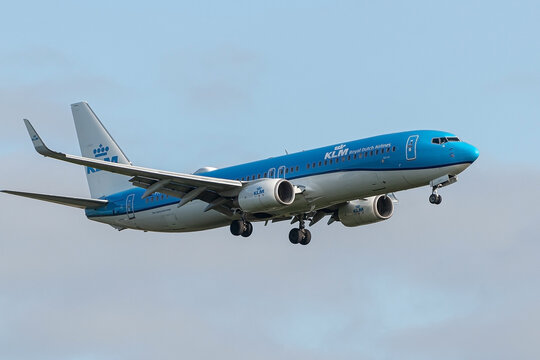 Boeing 737 KLM Airlines approaching to London Heathrow Airport