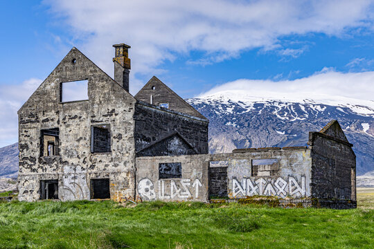 ICELAND-Snæfellsnes-Arnarstapi-Abandoned house