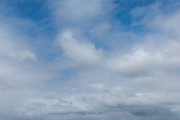 ciel bleu parsemé de nuages laiteux