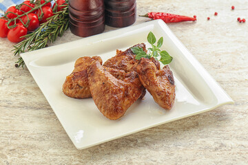 Roasted chicken wings with spicy sauce