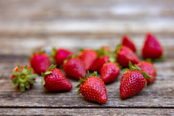 Fraises biologiques sur planche de bois, horizontal