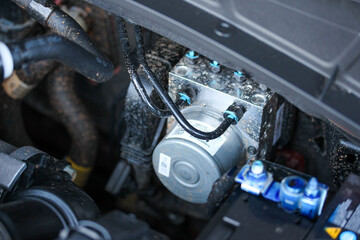 Hydraulic pump in the engine bay of a new vehicle