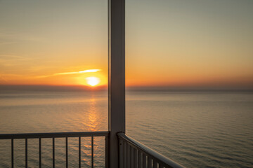 Sonnenaufgang &uuml;ber dem Mittelmeer an der Playa de Muchavista bei Campello in Spanien