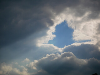 Obraz premium hole of blue sky in dramatic clouds