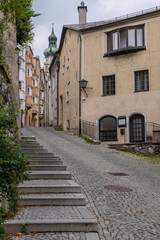 Gasse in der historischen Altstadt von Hall in Tirol