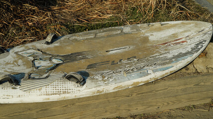 Abandoned old, soiled surfboard