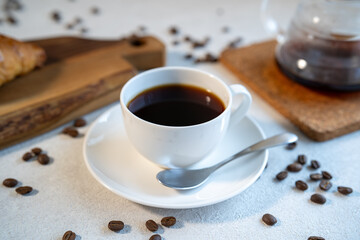 白いカップに入ったコーヒー