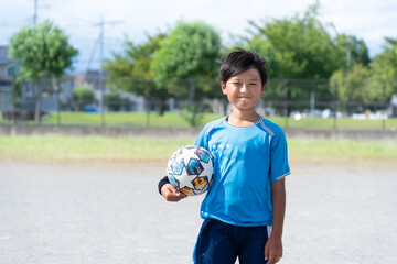 サッカーの練習をする小学生の男の子