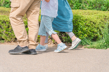 公園を歩く日本人家族・ファミリー
