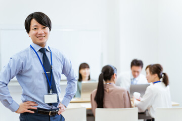 オフィスで仕事する若いアジア人ビジネスマン
