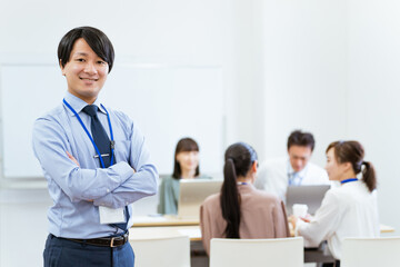 オフィスで仕事する若いアジア人ビジネスマン
