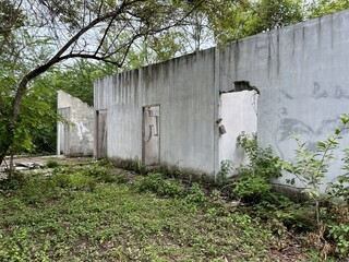 Fototapeta na wymiar abandoned home in the park