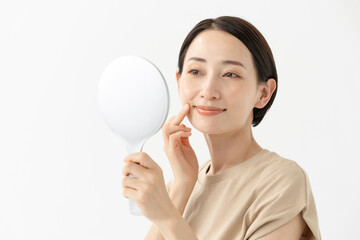 手鏡でお肌のチェック