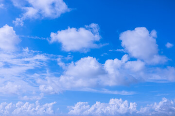 夏空に浮かぶ雲