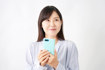 スマートフォンを持って想像するミドルエイジの女性