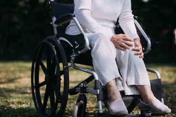Obraz premium young asian physical therapist working with senior woman on walking with a walker