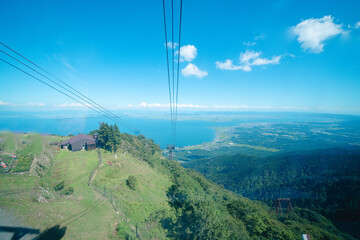 丘の上から見える琵琶湖の風景