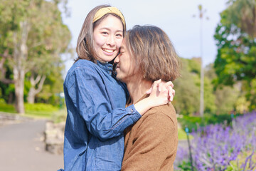Fototapeta premium 彼女を抱きかかえる彼氏