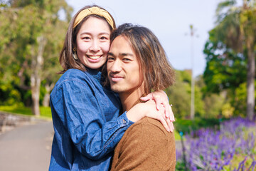 Fototapeta premium 彼女を抱きかかえる彼氏