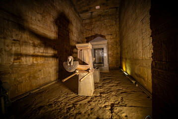 El templo de Edfu es un templo egipcio antiguo situado en Cisjordania del Nilo. - obrazy, fototapety, plakaty