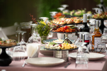Obraz na płótnie Canvas Wedding decorations trends. Wedding table with snack and drink