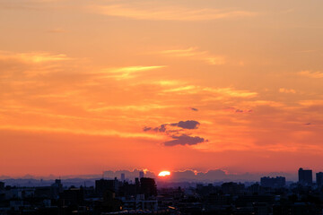 都市の夜明け。暑い雲で覆われた東の空が明るくなりドラマチックな一日が始まる予感。兵庫県神戸市で撮影。