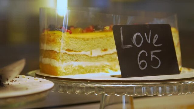 Berry sponge cake with a price tag on the window in a cafe