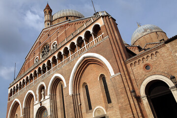 Fototapeta na wymiar Basilica de Sant' Antonio - Plazza del santo - Padova - Italy