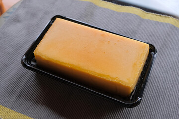 日本の宮崎県日南市飫肥の名物「飫肥の厚焼き玉子」。鶏卵と調味料を長時間かけて焼き上げるプリンのような食感の甘い食べ物