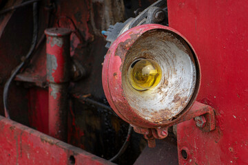 phare de vieux tracteur cass&eacute;