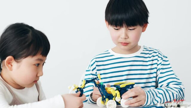 ロボットで遊ぶ男の子と女の子