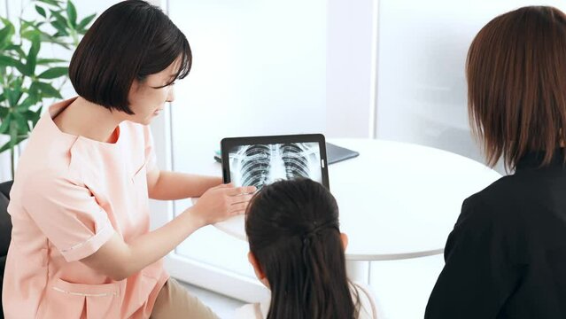 子供を診察する医療従事者　小児科医　看護師