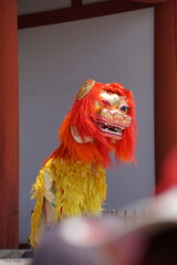 中国の獅子舞、オレンジの髪に金の体の演技の良い獅子の踊り