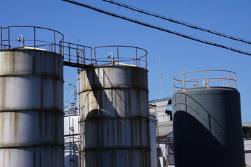 巨大タンクが並ぶ光景