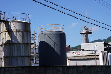 巨大タンクが並ぶ光景