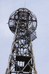 青空に、真下から見た鉄塔が伸びる