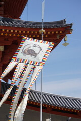 青空に平城宮に立てられた四神の幟がはためく