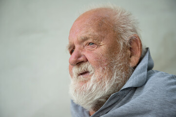 Obraz premium Profilportrait Senior mit weißen Bart