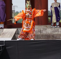 イベントの舞台で蘭陵王の雅楽を舞う