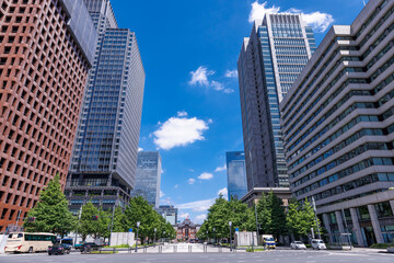 綺麗な青空と都会のビル