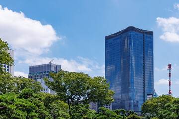 Fototapeta premium 綺麗な青空と都会のビル