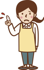 指を怪我した、エプロン姿の女性。