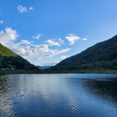 여름의 평온한 호수 경관