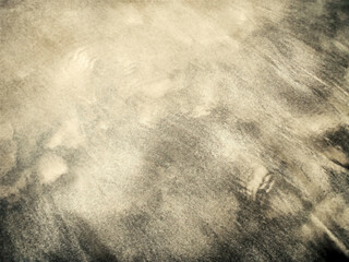 Naklejka premium 潮の引いた砂浜に残る砂紋画像をモノクロ・セピア調映画風イメージにレタッチした背景画像