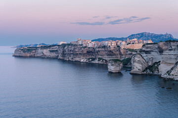 Panorama d’un lever de soleil sur Bonifacio depuis les falaises. Corse du Sud, France