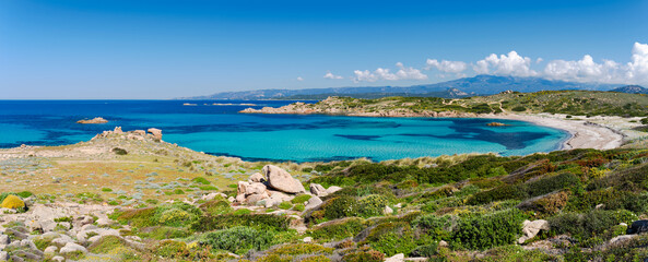 Panorama de la plage de Stagnolu dans le sud de la Corse à côté de Bonifacio. Mer turquoise et...