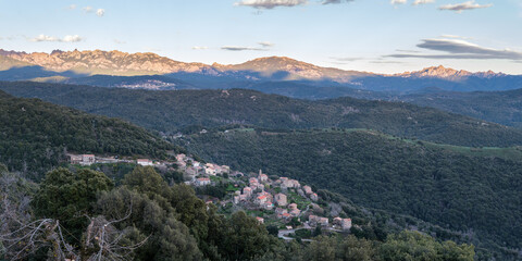 panorama sur la montagne Corse, dans la région des Aiguilles de Bavella. Petits villages isolés entourés par le maquis. Corse du Sud - France
