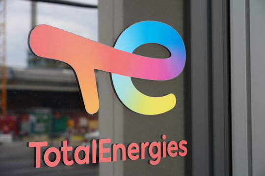 Logo von TotalEnergies SE an einer Filiale des franz&ouml;sischen Energieunternehmens in Berlin am 23.07.2023