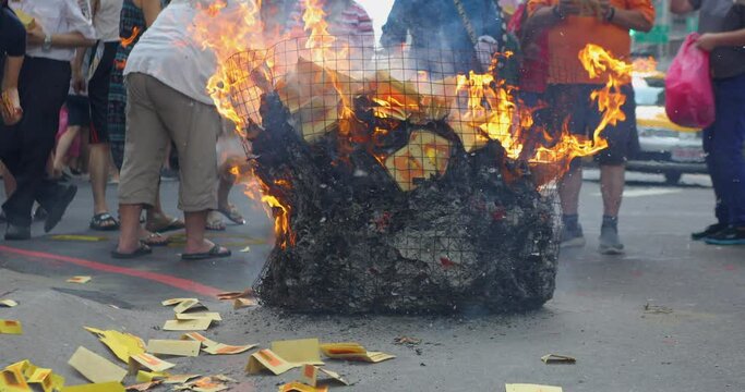 Chinese Ghost Festival, China, Zhongyuan Purdue, believers, burning paper money, Purdue