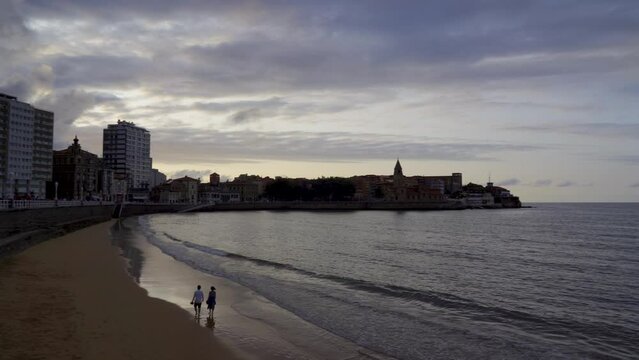 Vista panor&aacute;mica de la ciudad de Gij&oacute;n al anochecer. Asturias, Espa&ntilde;a.